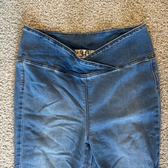 FREE PEOPLE WOMEN'S VENICE BEACH MEDIUM WASH FLARE JEANS size 30 - Picture 6 of 8